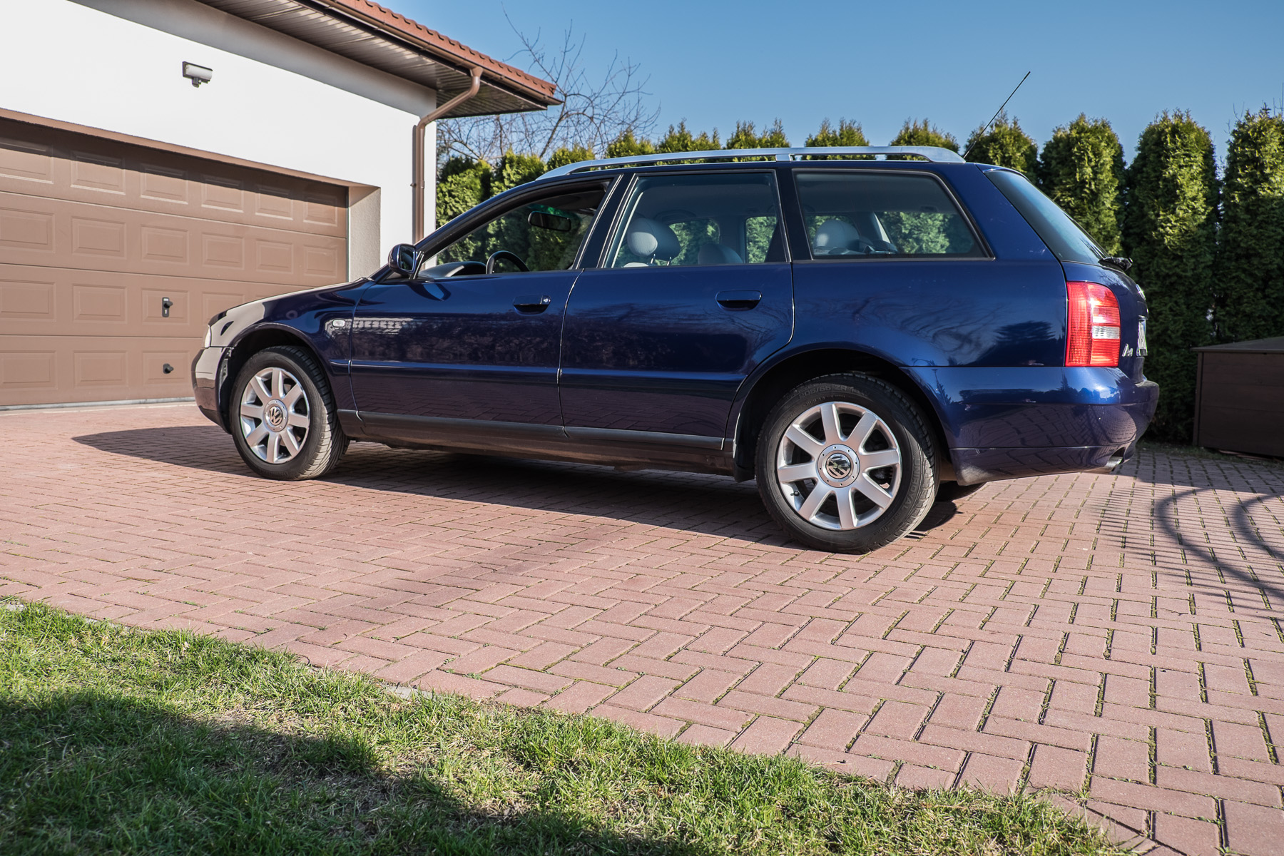 Audi A4 Cabrio Santorin Blue Pearl Effect Code: Lz5K Aerosol Spray Paint Chip/Scratch Repair main image 1