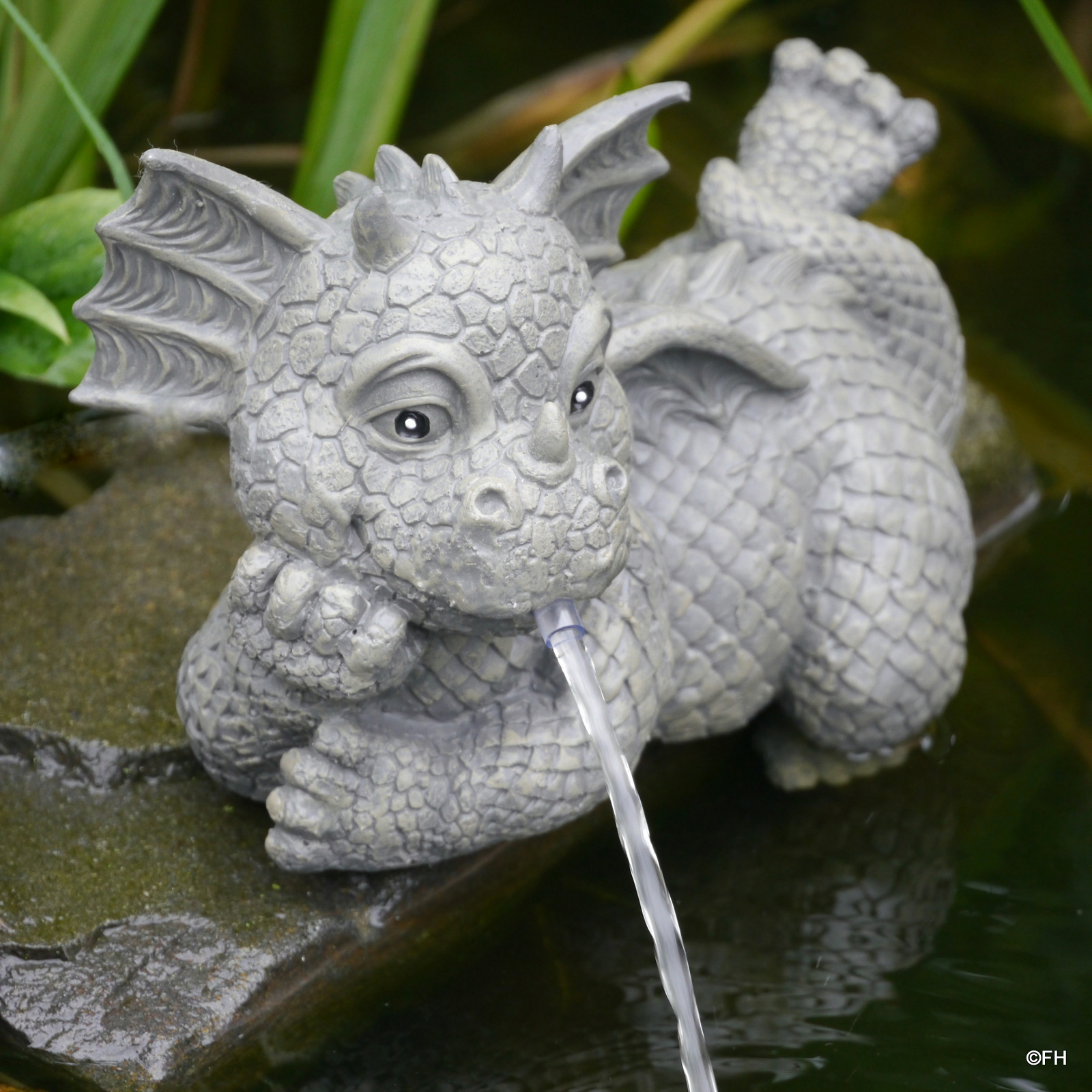 Garten deko figur Drachen Wasserspeier liegend Kantenhocker Teich