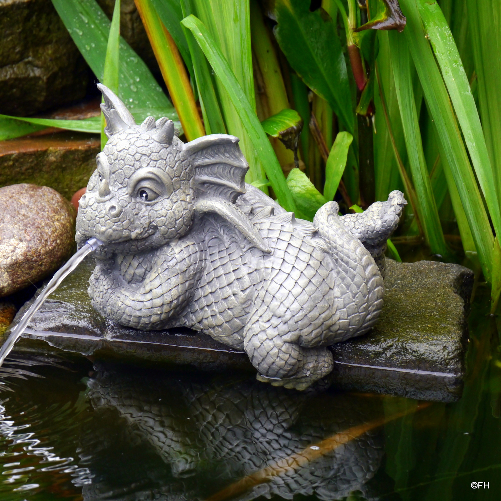 Garten deko figur Drachen Wasserspeier liegend Kantenhocker Teich