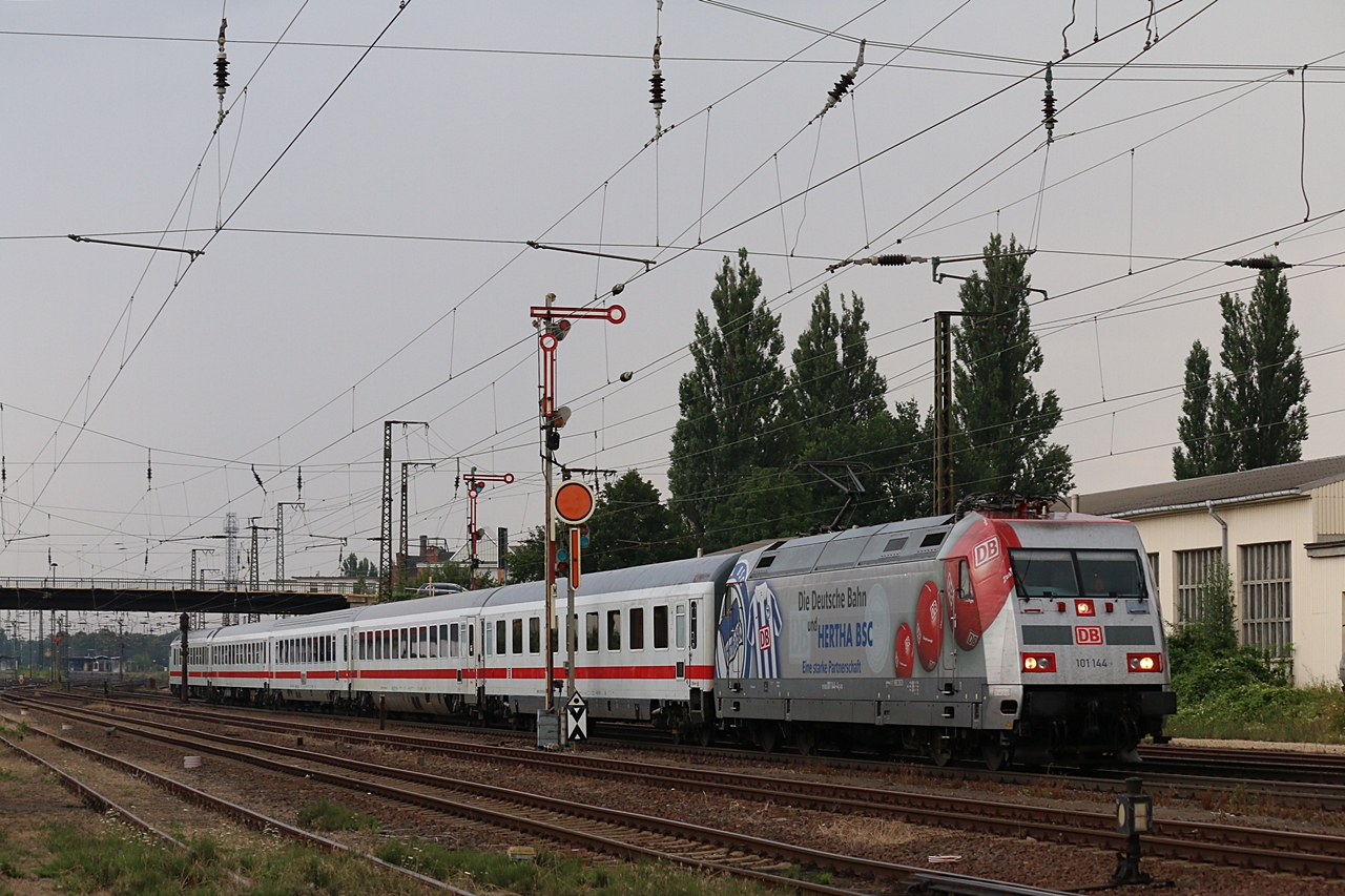 101 144-4 mit IC 2233 in Köthen