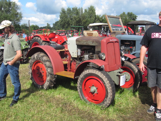 Giant tractor show... many man... - Yesterday's Tractors